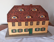 Vorbild für die Bastelei: Ein Holzmodel vom Göschenhaus von 1972 (© Museum Göschenhaus – Archiv Museum Göschenhaus) Vorbild für die Bastelei: Ein Holzmodel vom Göschenhaus von 1972 (© Museum Göschenhaus – Archiv Museum Göschenhaus))