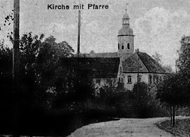 Störmthal: Kirche mit Pfarrhaus in den 1920Jahren (© Museum Göschenhaus – Archiv Museum Göschenhaus) Störmthal: Kirche mit Pfarrhaus in den 1920Jahren (© Museum Göschenhaus – Archiv Museum Göschenhaus)