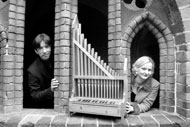 Das Ensemble TreCantus mit Jana Karin Adam und der Franns Wilfried von Promnitz (© Foto: Franns Wilfried von Promnitz) Das Ensemble TreCantus mit Jana Karin Adam und der Franns Wilfried von Promnitz (© Foto: Franns Wilfried von Promnitz)