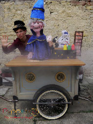 Puppetos fahrtastischer FlausenSpinnDichtApparat“ (Foto: Weimarer Eventagentur „hinter den coulissen“) Puppetos fahrtastischer FlausenSpinnDichtApparat“ (Foto: Weimarer Eventagentur „hinter den coulissen“)